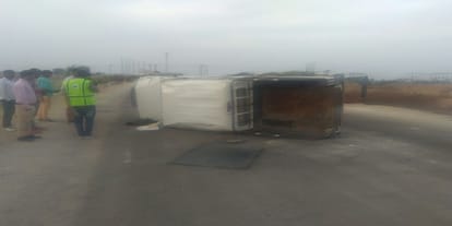 3 died on the spot after a fast jeep collided with still truck in jaipur 