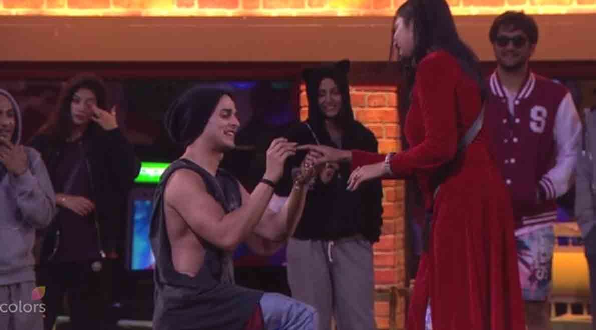 BIGG BOSS 11 ARSHI KHAN NEW LOVER DONE RING CEREMONY AND GET A KISS IN BACK