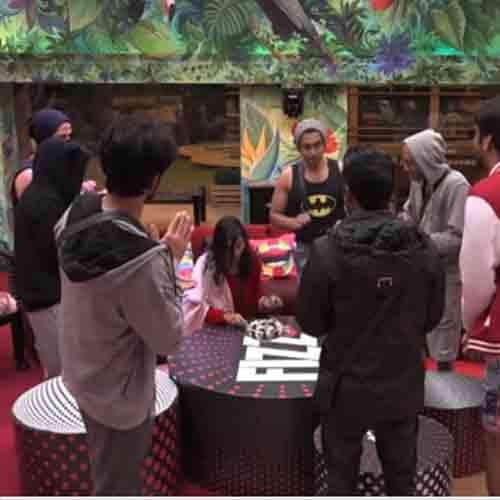BIGG BOSS 11 ARSHI KHAN NEW LOVER DONE RING CEREMONY AND GET A KISS IN BACK