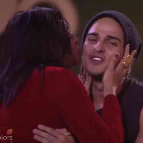 BIGG BOSS 11 ARSHI KHAN NEW LOVER DONE RING CEREMONY AND GET A KISS IN BACK