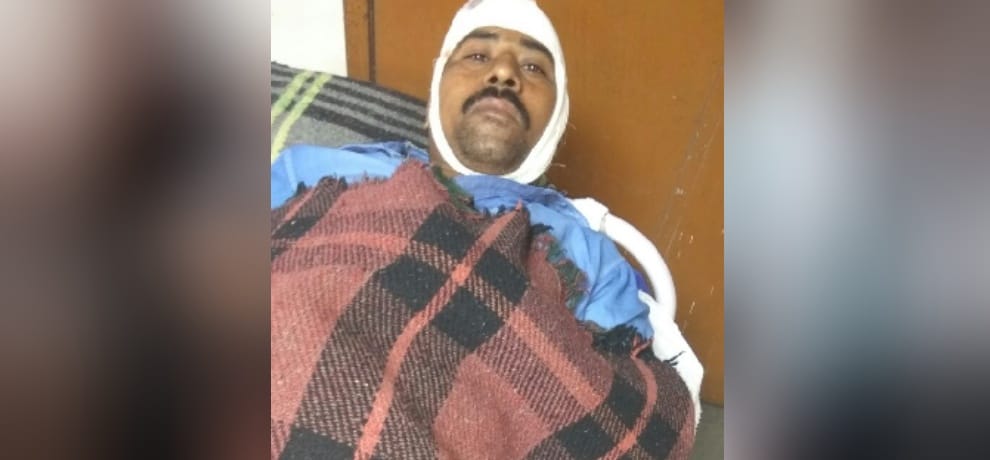 raj mistri was injured by knife when he opposed loot