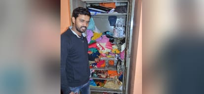 thieves broke locks of two flats and stole things worth of rs 8.5 lakhs