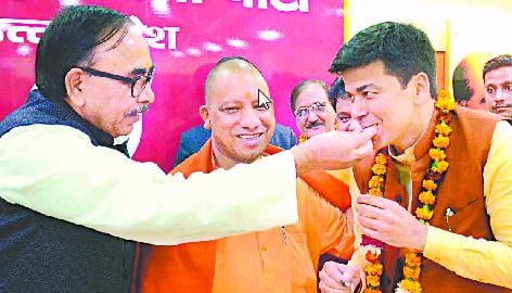 Mayor blesses many leaders including Yogi