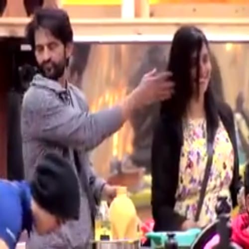 Bigg Boss 11: Arshi Khan orders Hiten Tejwani and Vikas Gupta to apply lotion on her