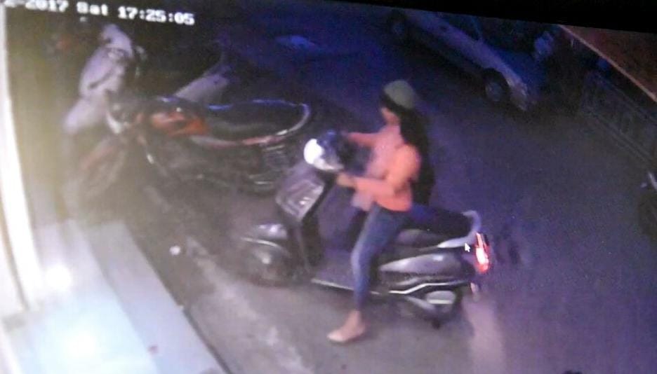girl thieves stolen scooty in Lucknow.