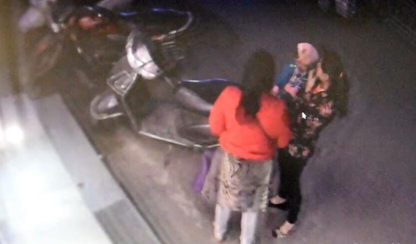 girl thieves stolen scooty in Lucknow.