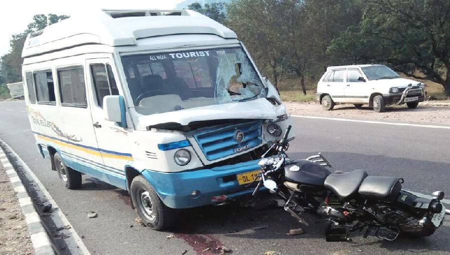 टैंपो ट्रेवलर से टक्कर में बाइक सवार युवक की मौत, एक गंभीर