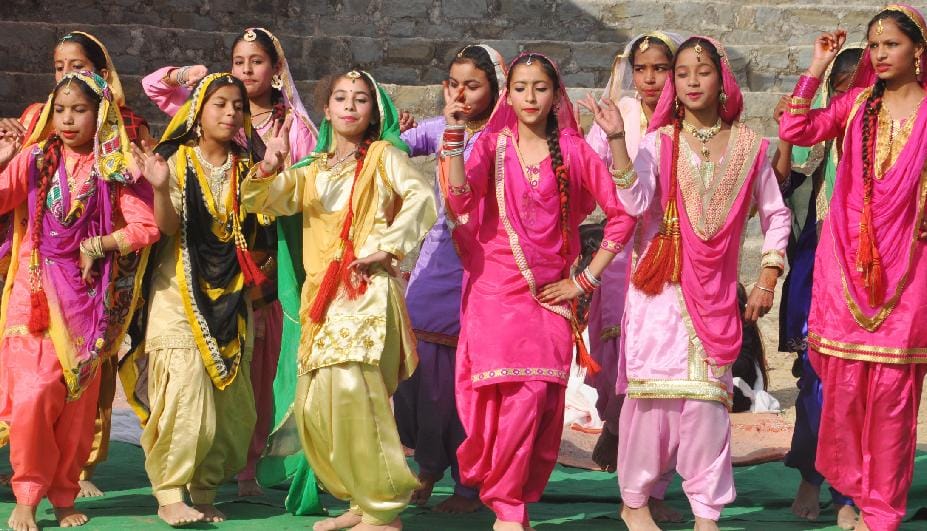 भंगड़े और पहाड़ी नाटी पर बच्चों ने खूब मचाया धमाल