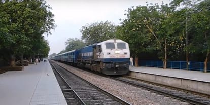 Agra: more than ten trains are runnig late by its schedule 