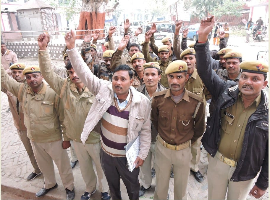 होमगार्ड जवानों ने किया कलक्ट्रेट का घेराव, नारेबाजी