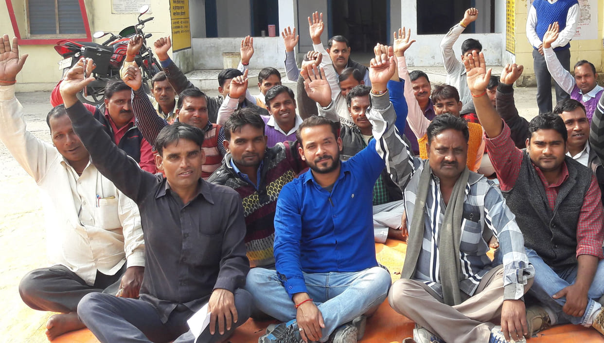 rojgarsewak protested