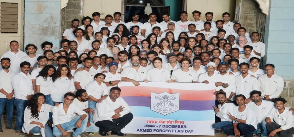 shahrukh khan says Our soldiers give their tomorrow for our today