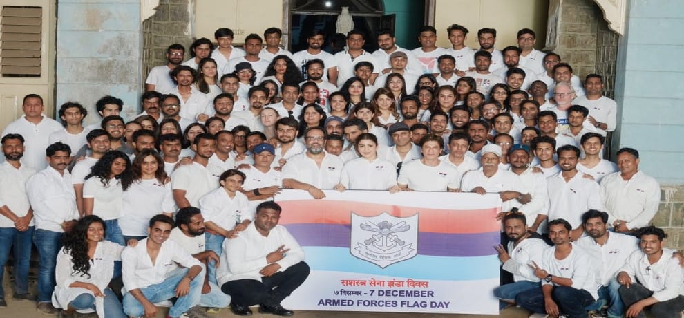 shahrukh khan says Our soldiers give their tomorrow for our today