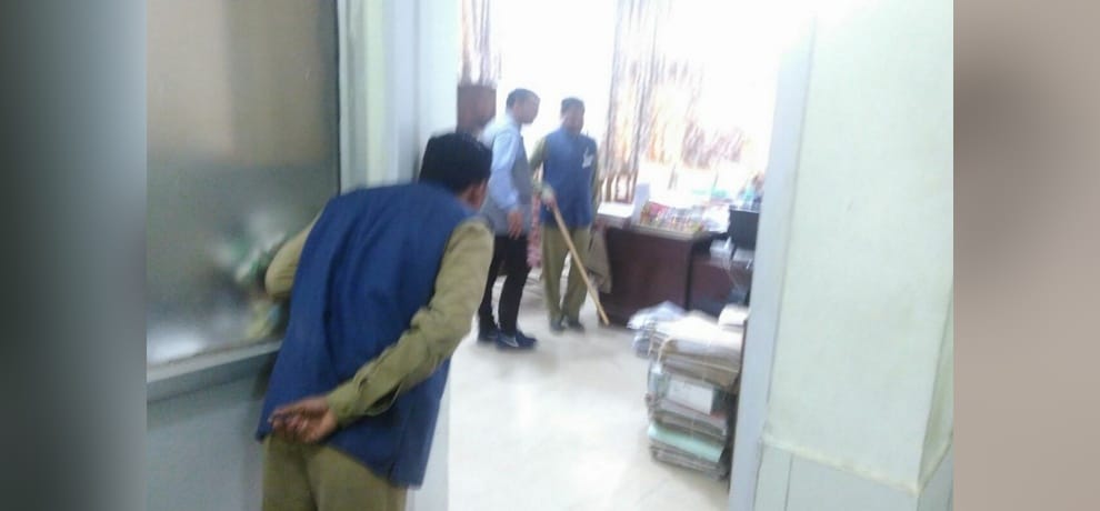 smake found in gurugram sdm office
