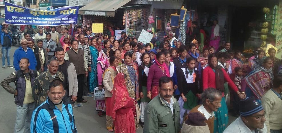 A procession with school children for the road