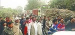 सड़क हादसे के बाद मौके पर आए लोग।