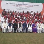 पदक विजेता छात्र-छात्राओं के साथ राष्ट्रपति, राज्यपाल और अन्य अतिथि