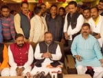 गेस्ट हाउस में पत्रकारों से बातचीत करते कैबिनेट मंत्री स्वामी प्रसाद मौर्य