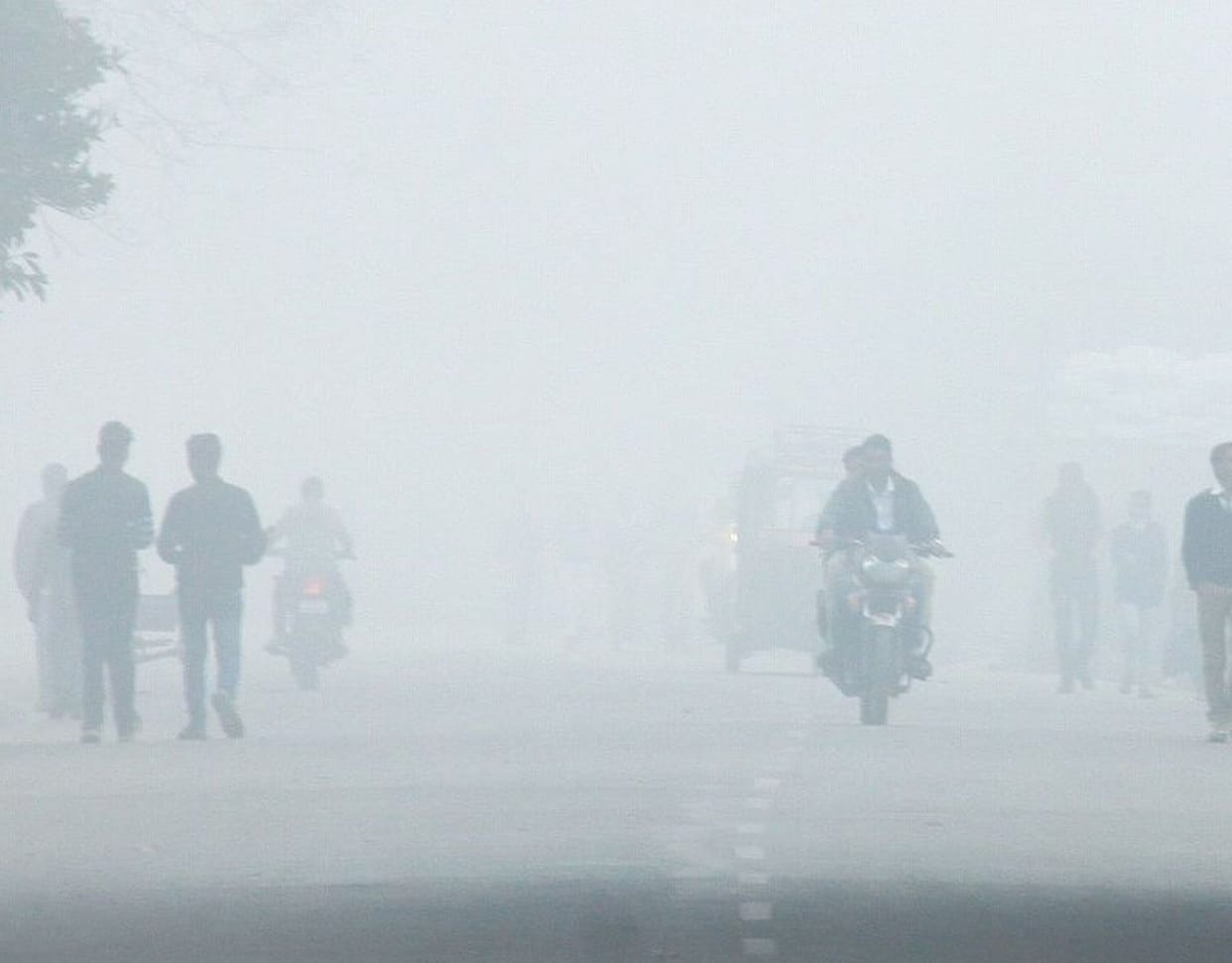 दिनभर नहीं हुए सूर्यदेव के दर्शन, घरों में दुबके रहे लोग