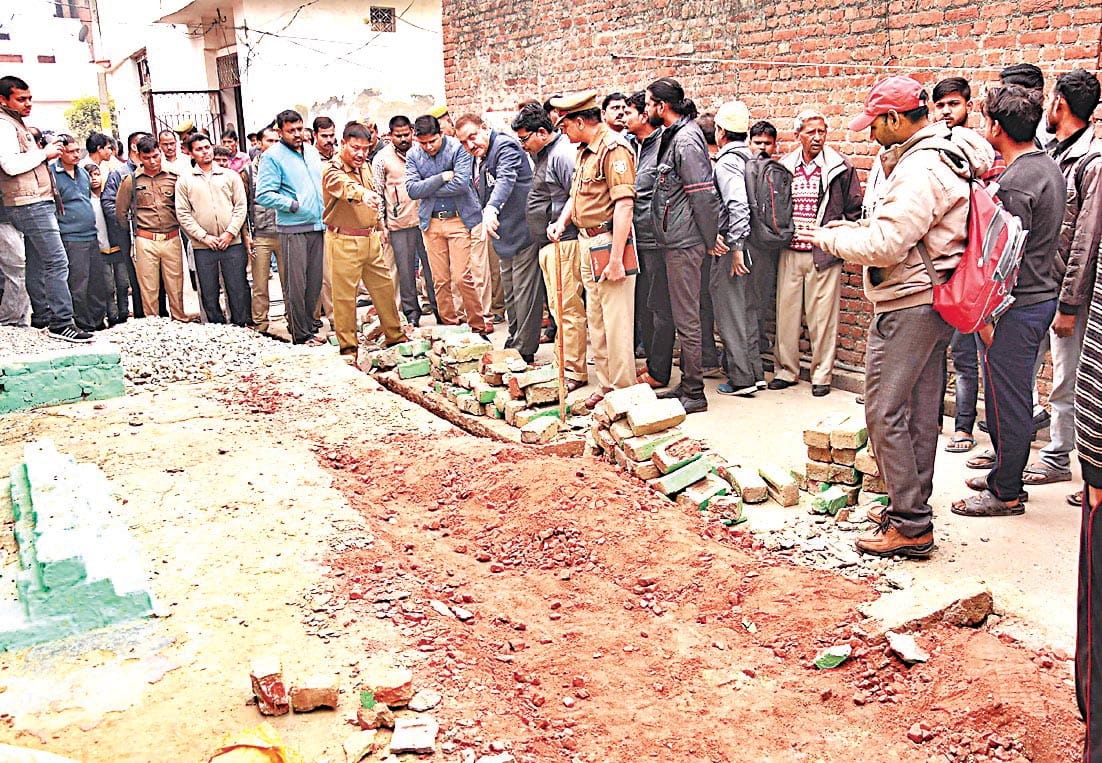 mazzar ki deewaar dobara banane per vivaad