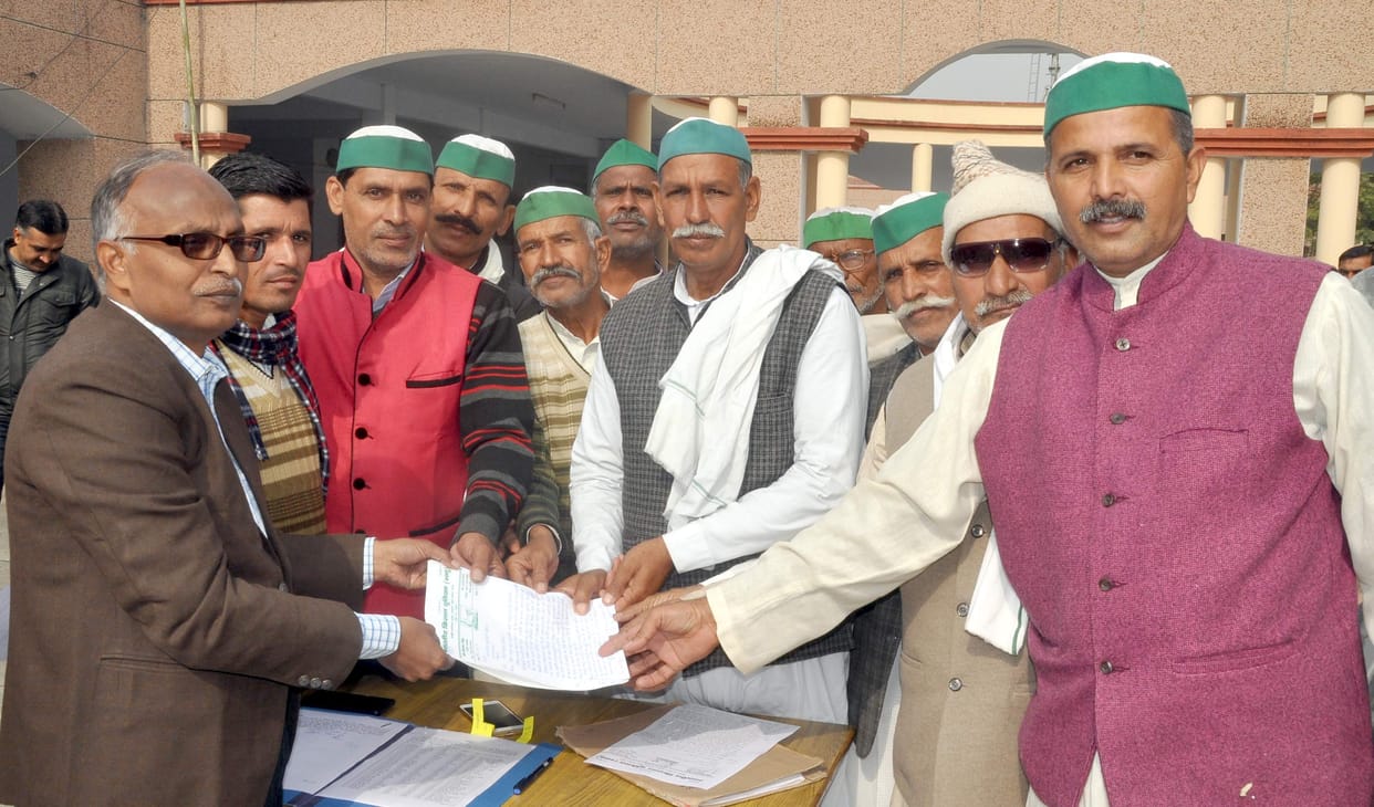 sdm karyalay per pradarshan