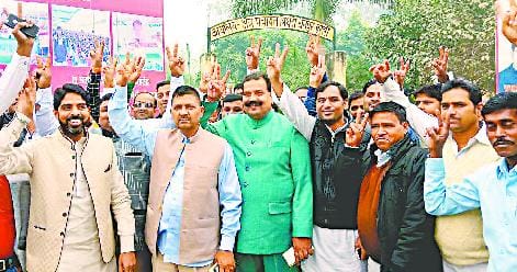 Bithri block chief Devendra lost in voting on non-confidence motion
