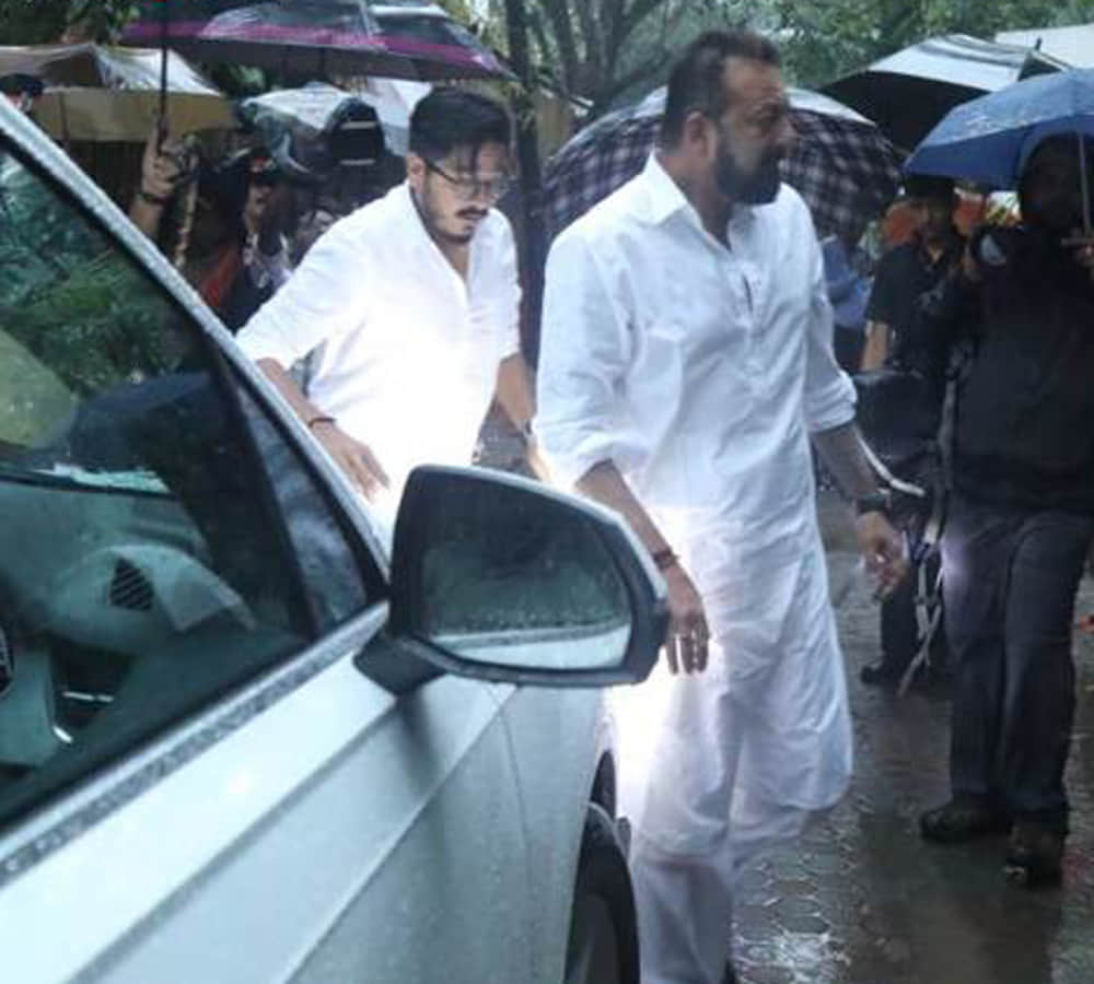 amitabh bachchan and other bollywood stars in shashi kapoor funeral