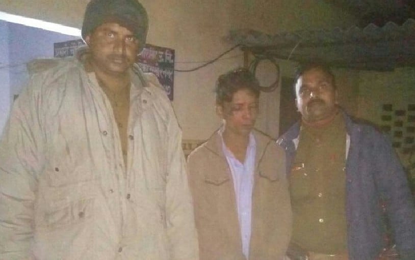 बाइक लूटकर भाग रहे एक बदमाश को ग्रामीणों ने दबोचा, साथी फरार