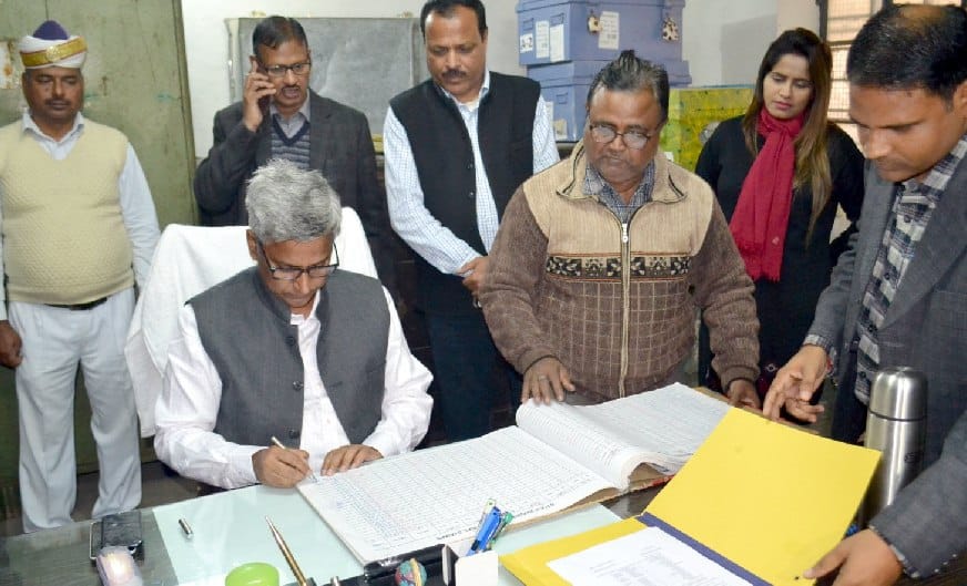 नवागत डीएम शैलेंद्र सिंह ने चार्ज संभाला