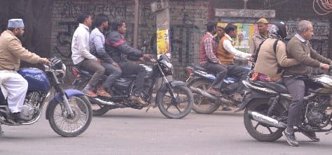 इनकी आदत में शुमार ट्रिपल राइडिंग, हेलमेट से बनाए हैं दूरी