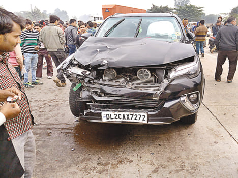 -घटनास्थल पर खड़ी क्षतिग्रस्त फॉर्चुनर