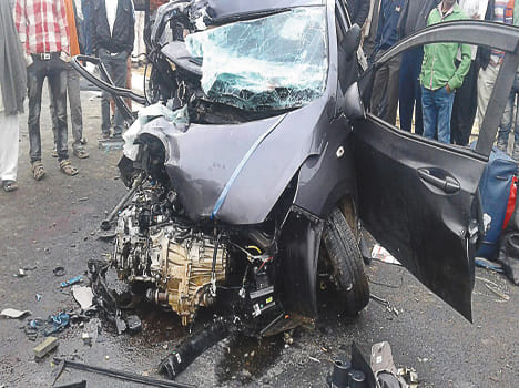 Three killed including couple killed in car pole at Express Way