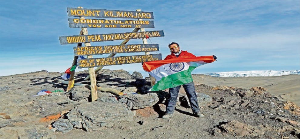 Ashish sawarn of deoghar Jharkhand hoisted indian flag in Africa highest mountain kilimajaro