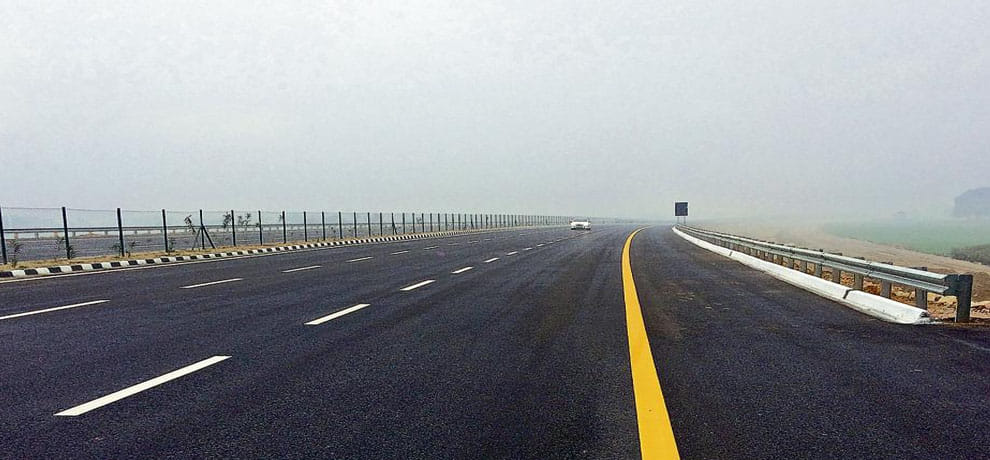 car crash accident on electricity pole at etawah agra lucknow expressway