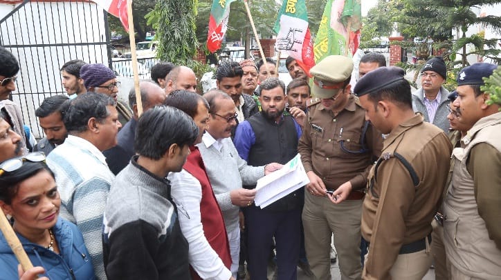 घटिया ओवरहेड टैंक बनाने वालों पर हो एफआईआर