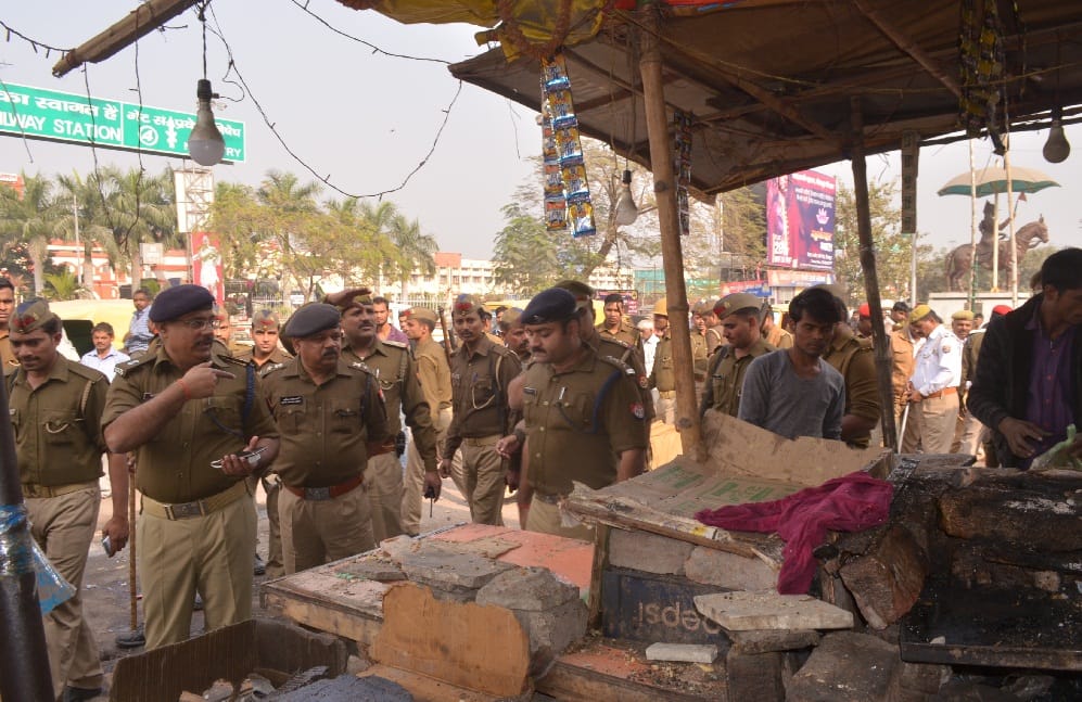 रेलवे स्टेशन रोड से ठेले, खोमचे हटाए गए