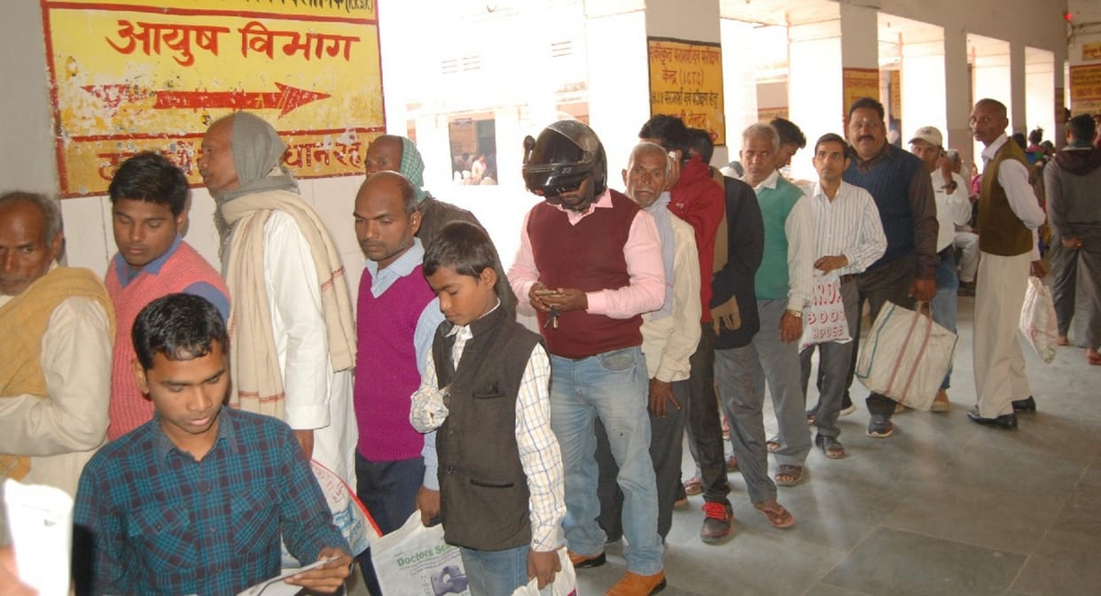 घंटों लाइन में लगे, फिर भी नहीं मिला इलाज