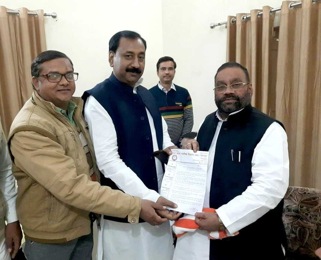 माध्यमिक शिक्षक संध ने मंत्री कौ सौंपा पत्रक