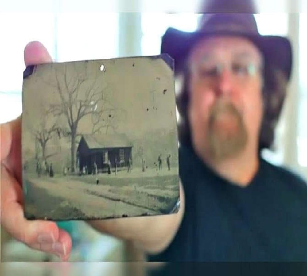 A couple purchased precious photo in 2 dollar only and sold it in thirty two million