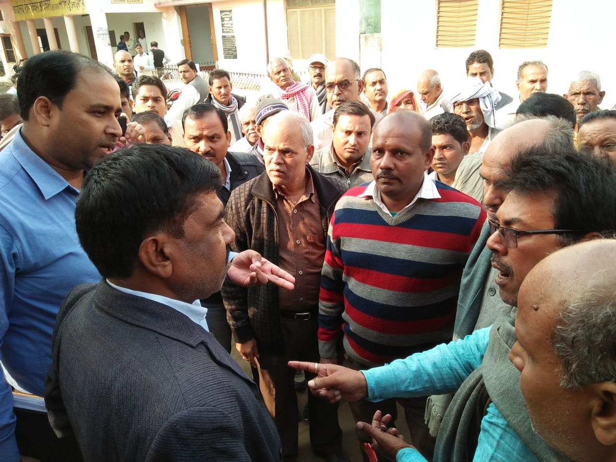 लेखपालों ने खाद्य निरीक्षक को घेरा