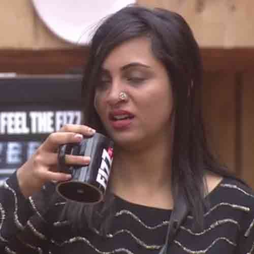 bigg boss 11 arshi khan dont know the national anthem of india
