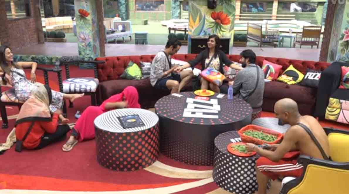 bigg boss 11 arshi khan having fun with hiten tejwani in swimming pool
