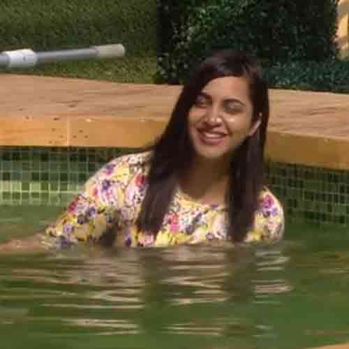 bigg boss 11 arshi khan having fun with hiten tejwani in swimming pool