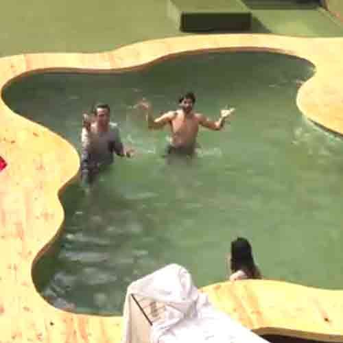 bigg boss 11 arshi khan having fun with hiten tejwani in swimming pool