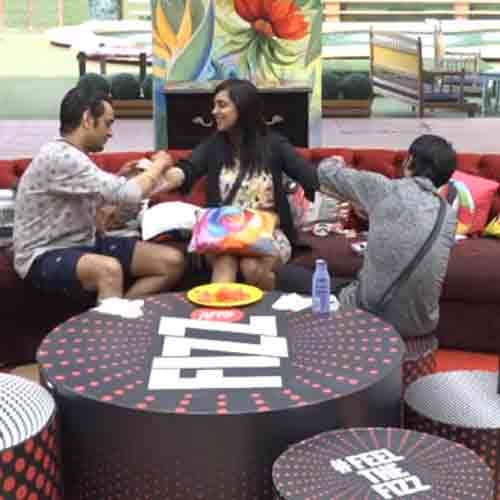 bigg boss 11 arshi khan having fun with hiten tejwani in swimming pool