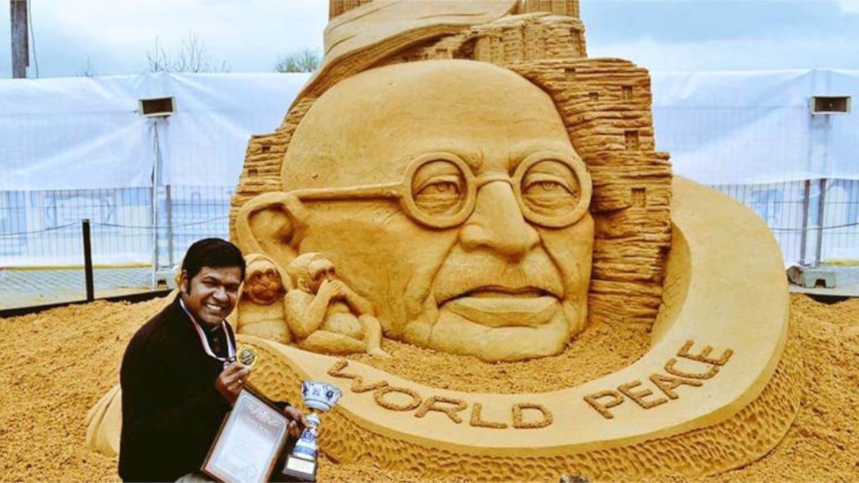 Youth artist will aware through make sand art