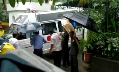 Shashi Kapoor cremated at the Santa Cruz crematorium in Mumbai