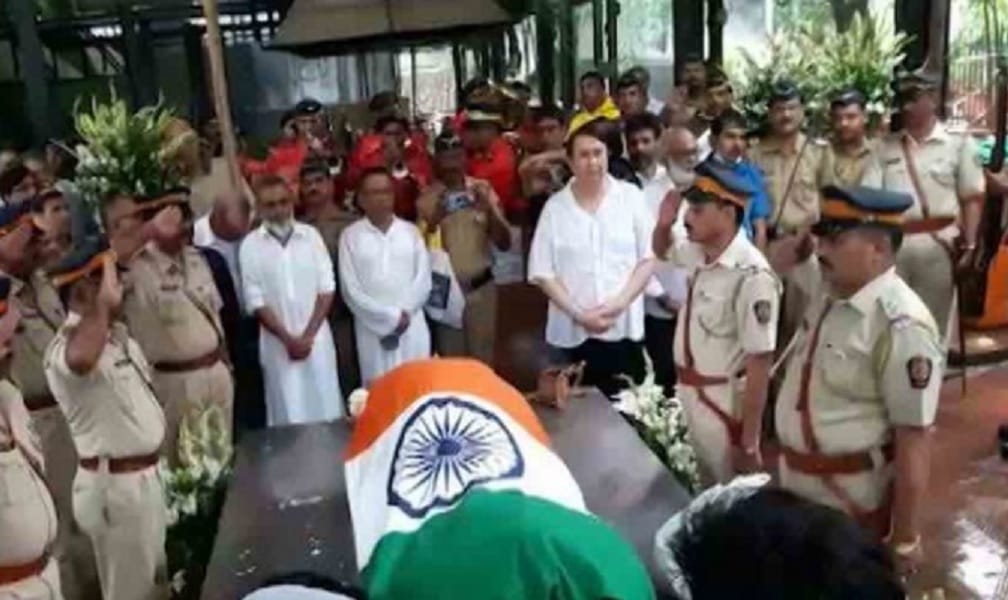 Shashi Kapoor cremated at the Santa Cruz crematorium in Mumbai