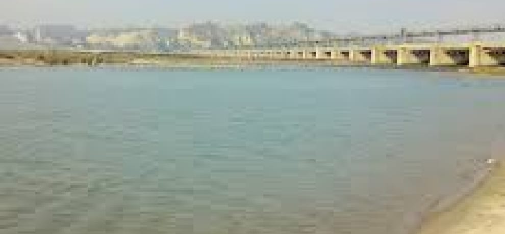teenaged girls jump into Sutlej river in himachal pradesh