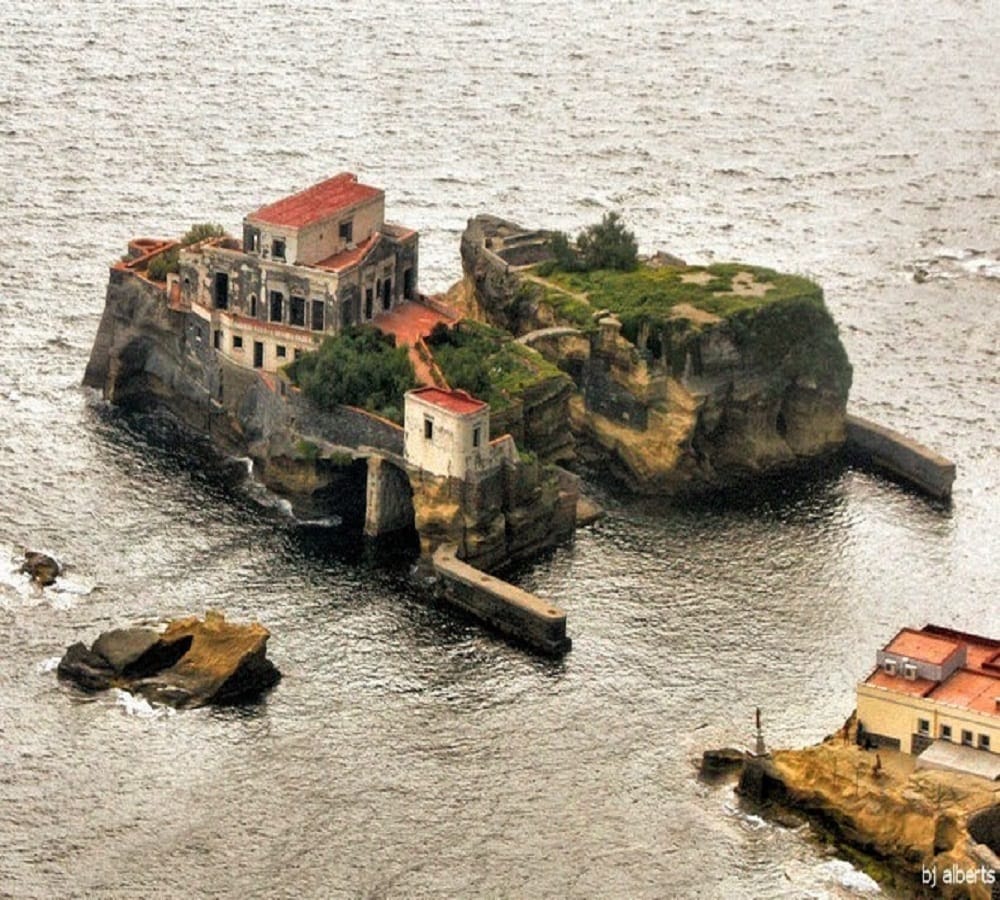 This island is cursed called isola la gaiola